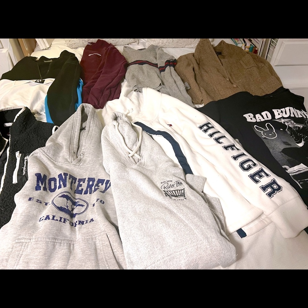 I’m selling this one’s 4 pieces of clothes just for 30
